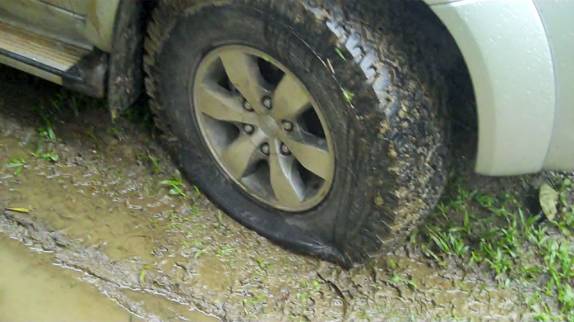 Fiona com o pneu no chão, no PETAR